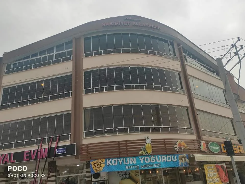 Ticari cephede cam ve alüminyum uygulaması