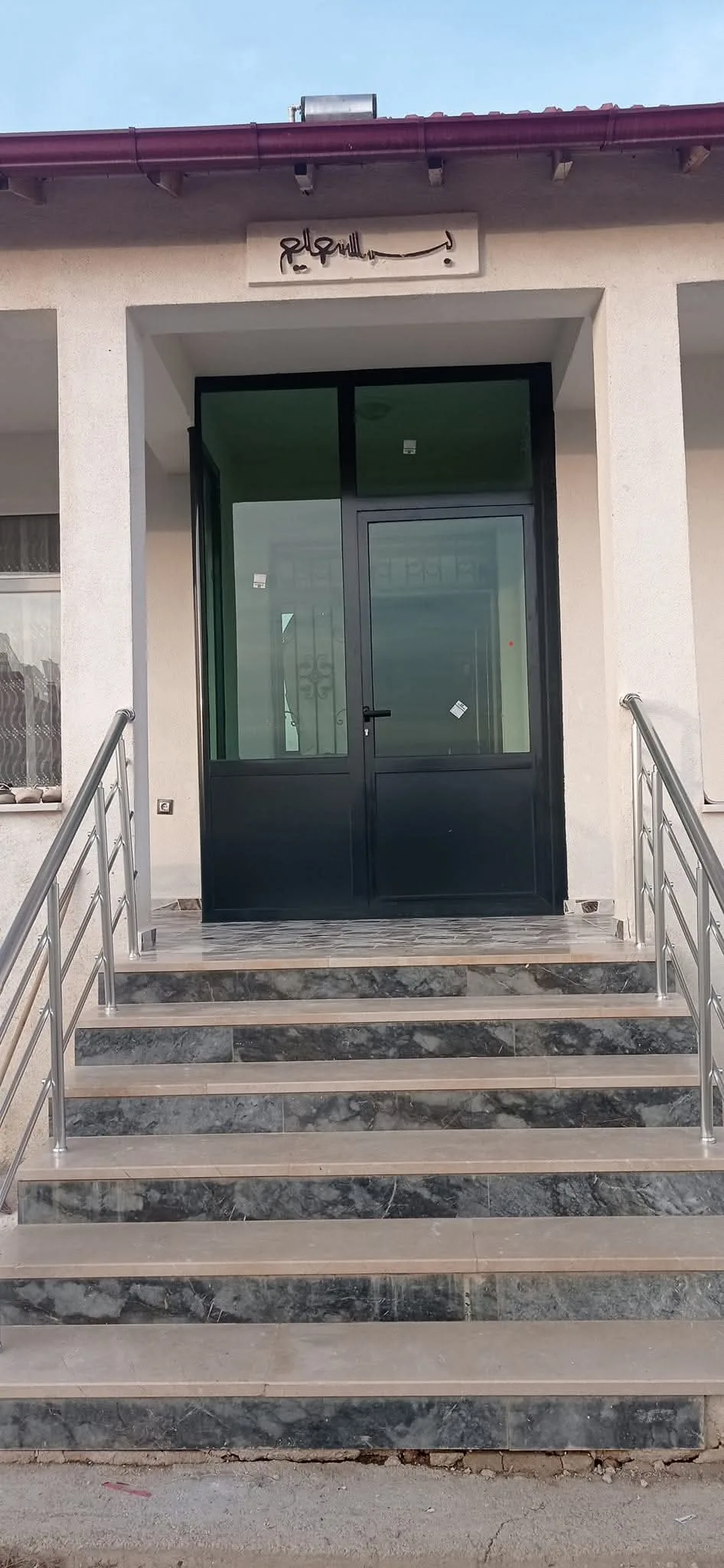 Siyah alüminyum kapı