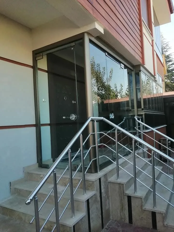 Cam ve alüminyum giriş uygulaması