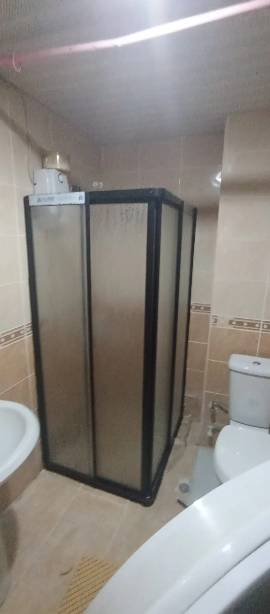 Siyah profilli duşakabin uygulaması